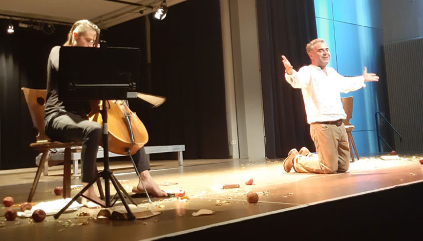 Nâzım şiirleri gösterisi  ile ayakta alkışlandı