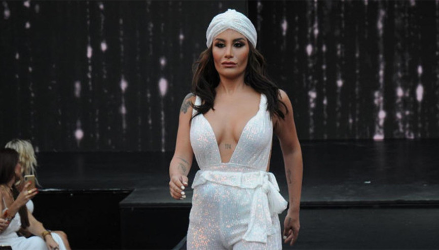 İrem Derici, Çeşme’de podyuma çıktı