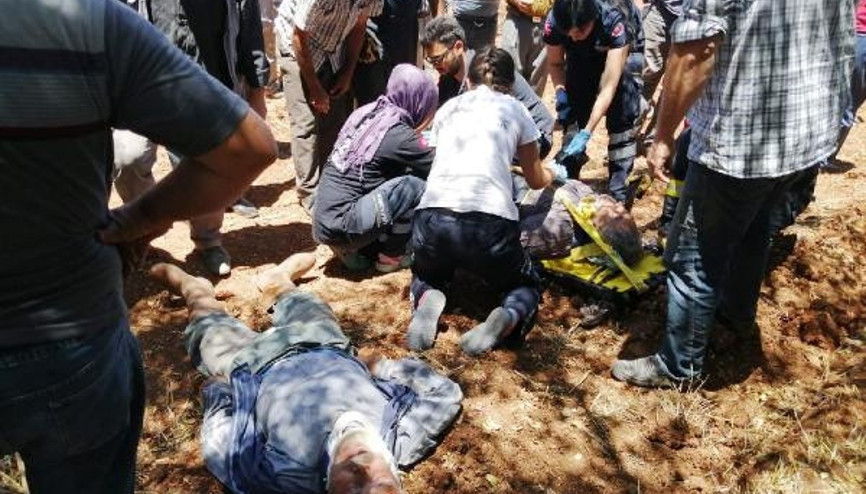 Devrilen traktörün altında kalan çift ağır yaralandı