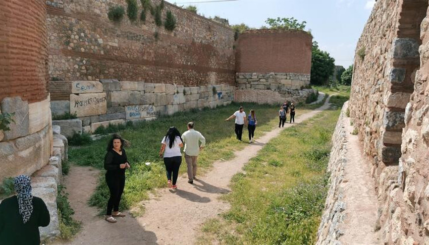 Tarihi surlar, bir kez daha spreylerle boyandı Tarihi surlar, bir kez daha spreylerle boyandı
