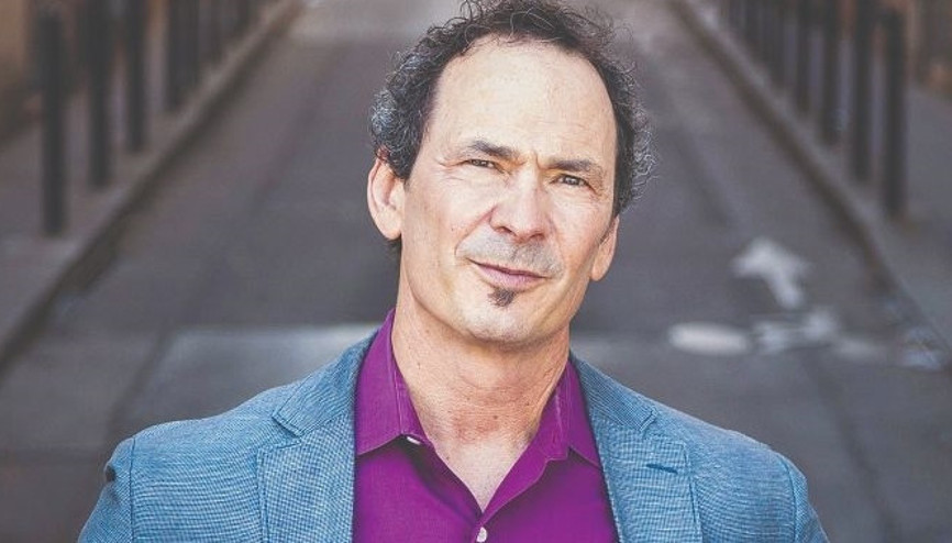 Şiirsel, tempolu ve  karanlık bir roman: İz