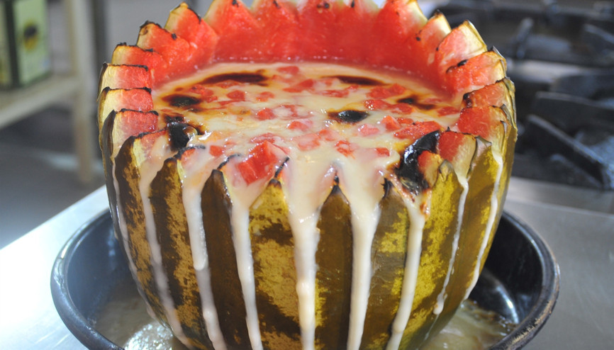 Osmanlı mirası süt helvasını karpuzda pişiriyor