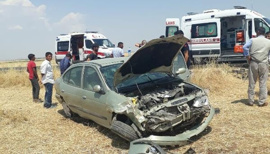 Çınarda otomobil tarlaya devrildi: 3 yaralı Çınarda otomobil tarlaya devrildi: 3 yaralı