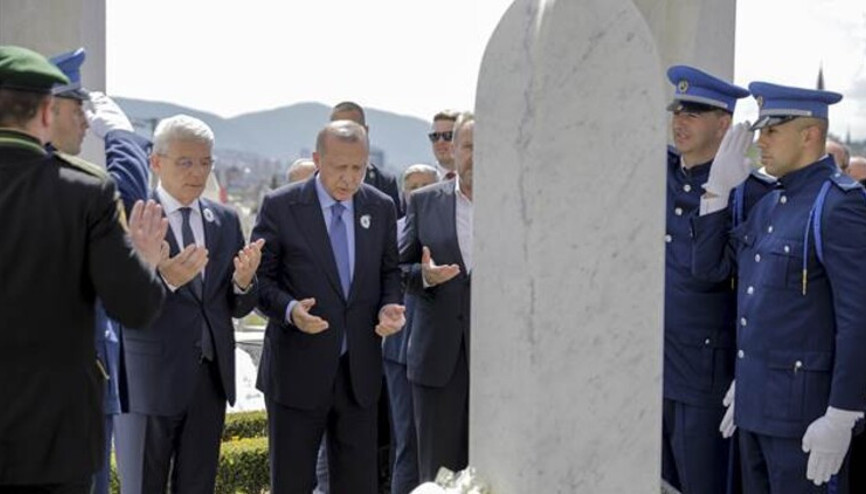 Cumhurbaşkanı Erdoğan, Aliya İzzetbegoviç’in kabrini ziyaret etti