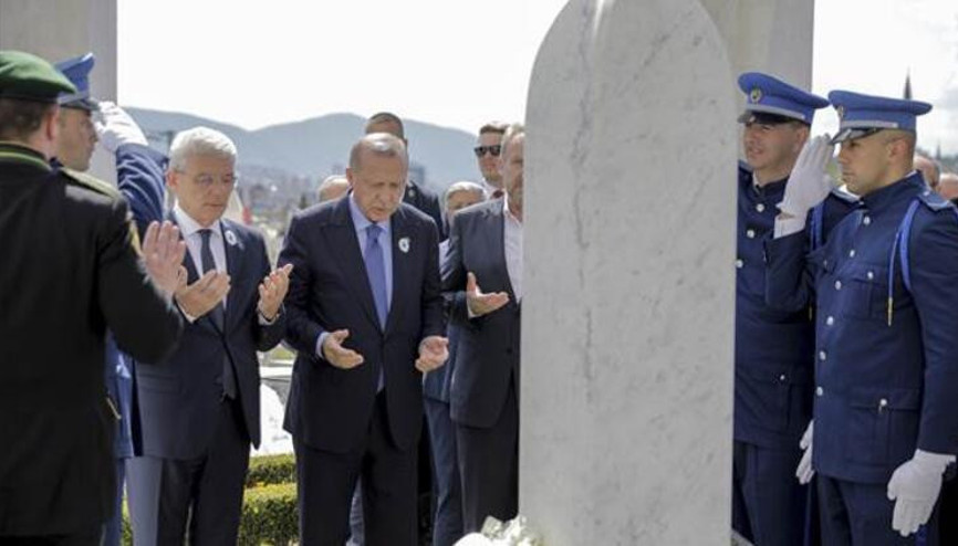 Cumhurbaşkanı Erdoğan, İzzetbegoviç’in kabrini ziyaret etti