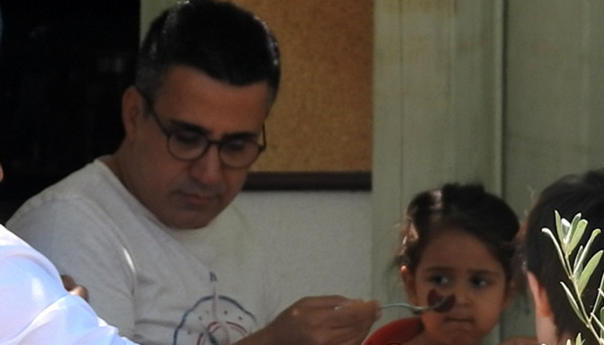 Kızını elleriyle besledi