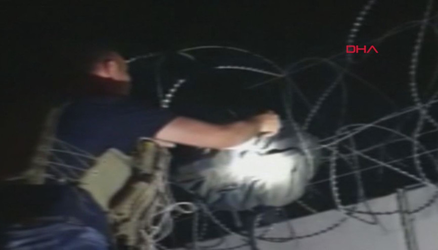 Suriyeden Türkiyeye atılan 15 kilo patlayıcı, sınır tellerine takıldı Suriyeden Türkiyeye atılan 15 kilo patlayıcı, sınır tellerine takıldı