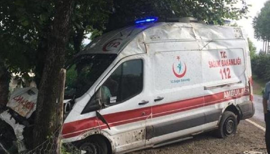 Ambulans, yol kenarındaki ağaçlara çarptı: 5 yaralı