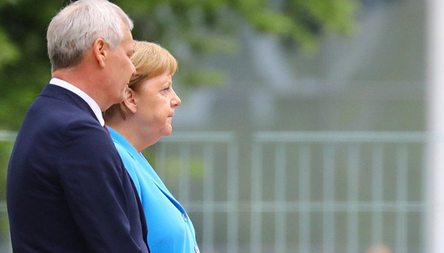 Son dakika... Almanya Başbakanı Merkel yine titredi