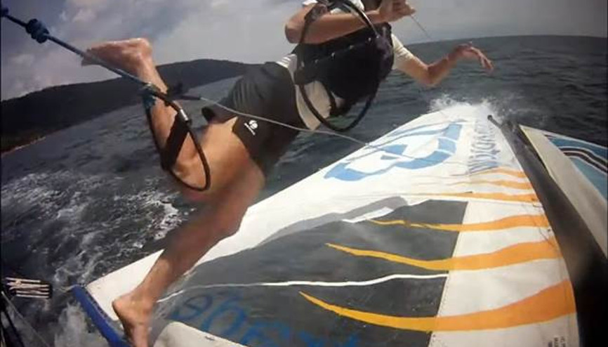 Marmara Denizi’nde ODTÜ’lü öğrencilerin yelkenlisi devrildi Marmara Denizi’nde ODTÜ’lü öğrencilerin yelkenlisi devrildi