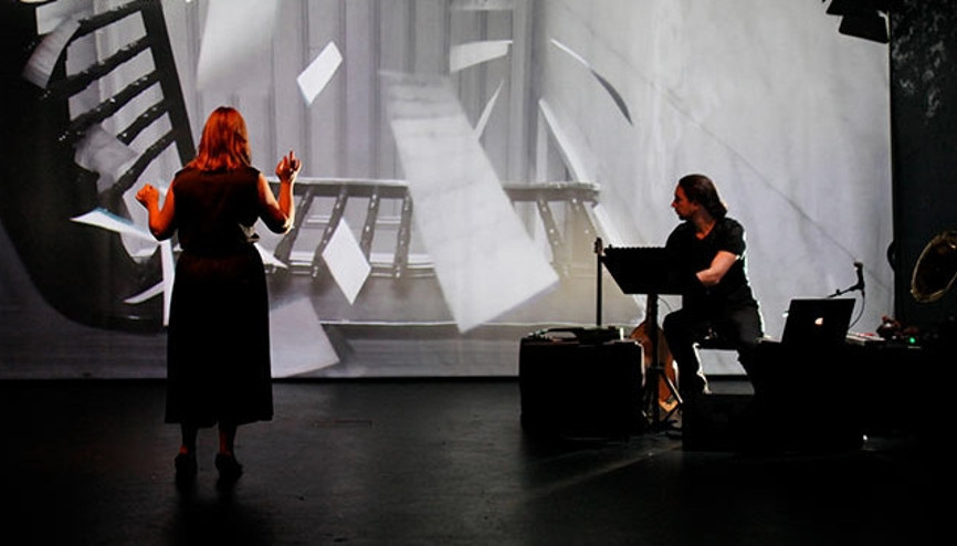 Yüz Yılın Evi, Feriye Bahçesinde...