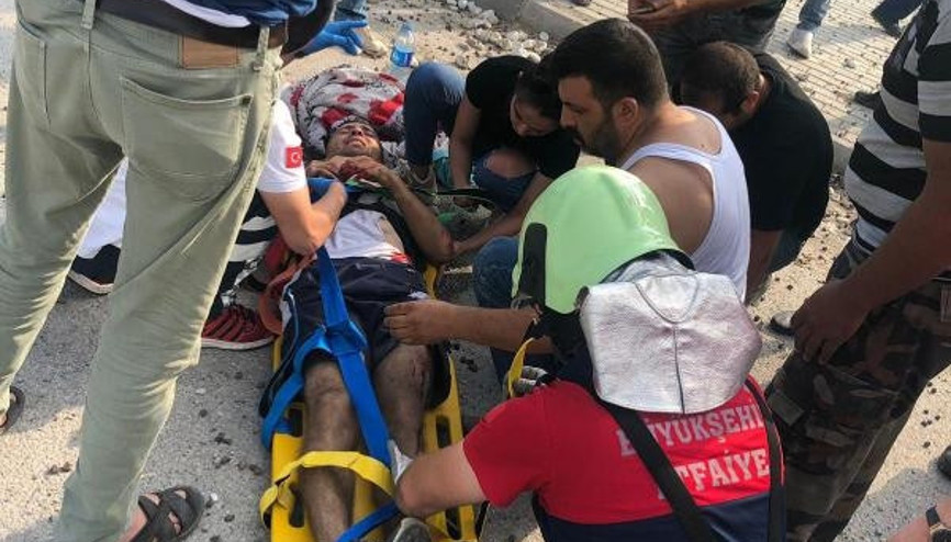 TIR ile taksi çarpıştı: 1i ağır 5 yaralı TIR ile taksi çarpıştı: 1i ağır 5 yaralı