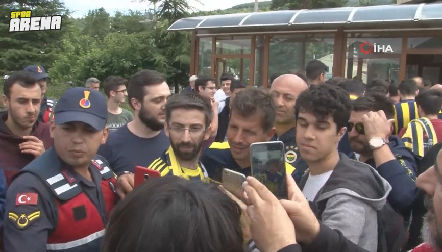 Fenerbahçeli taraftarlardan Emre Belözoğluna yoğun ilgi