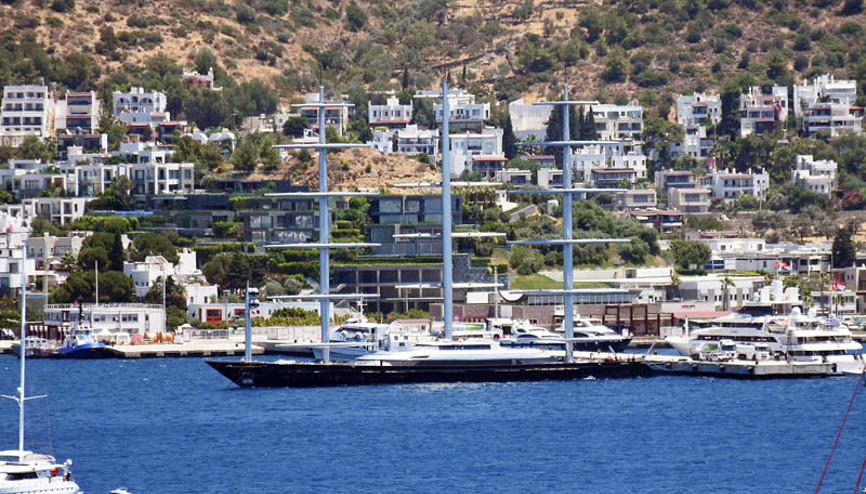 Türkiyede üretildi, yapımı yıllar sürdü Bodruma gelen dev yelkenli hayrete düşürdü