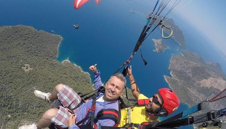 Ters rüzgara kapılan paraşütçü metrelerce yüksekten düşerek öldü
