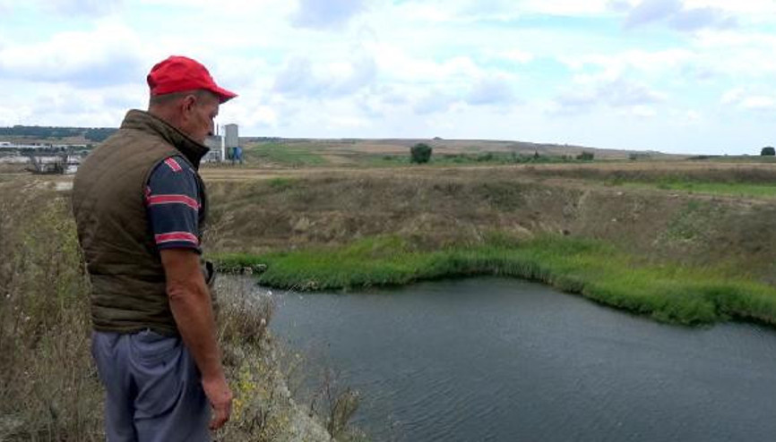 Traktörü göle düşen çiftçi çıkarılması için yardım bekliyor