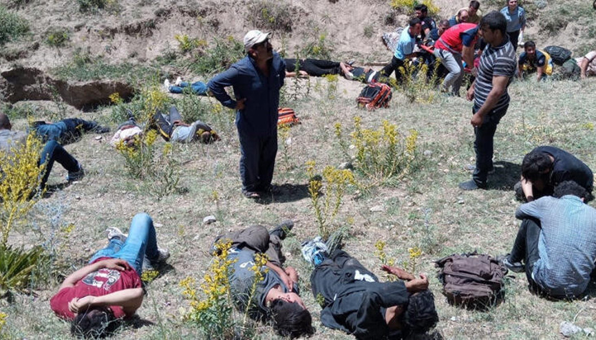 Kaçak göçmenleri taşıyan minibüs kaza yaptı