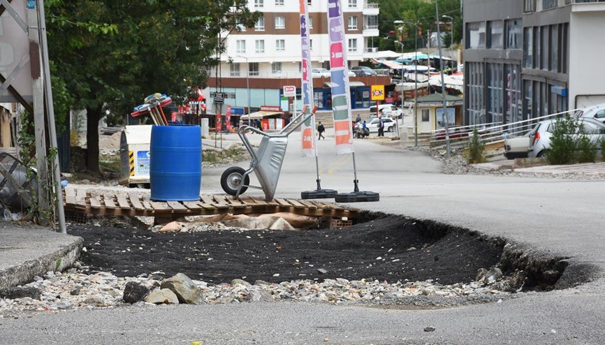 Esnaf çukurlara tahtadan yol yaptı