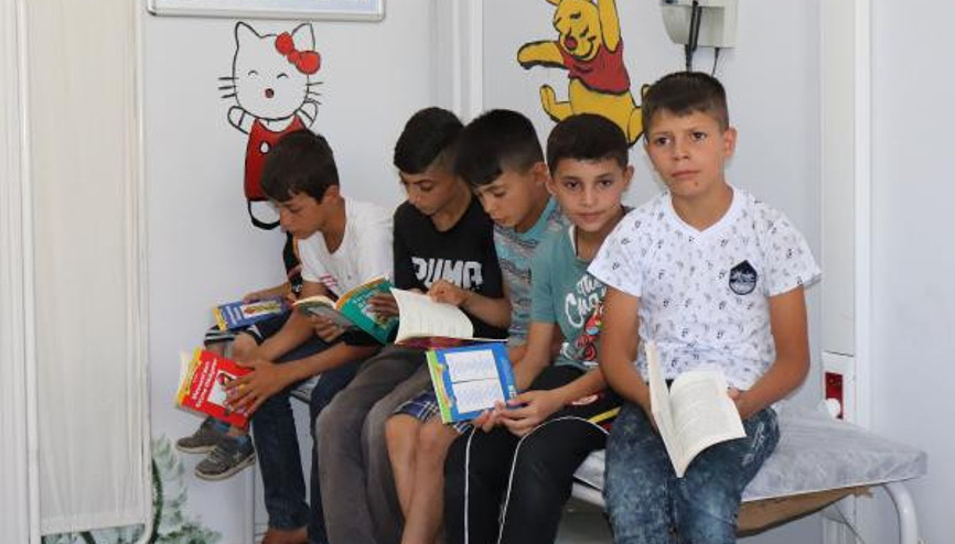 Muayeneye gelen hastalarına kitap okutuyor