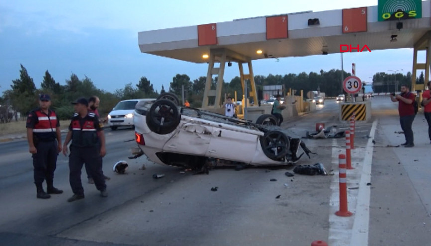 Aydında iki araç aynı gişeden geçmek istedi Aydında iki araç aynı gişeden geçmek istedi