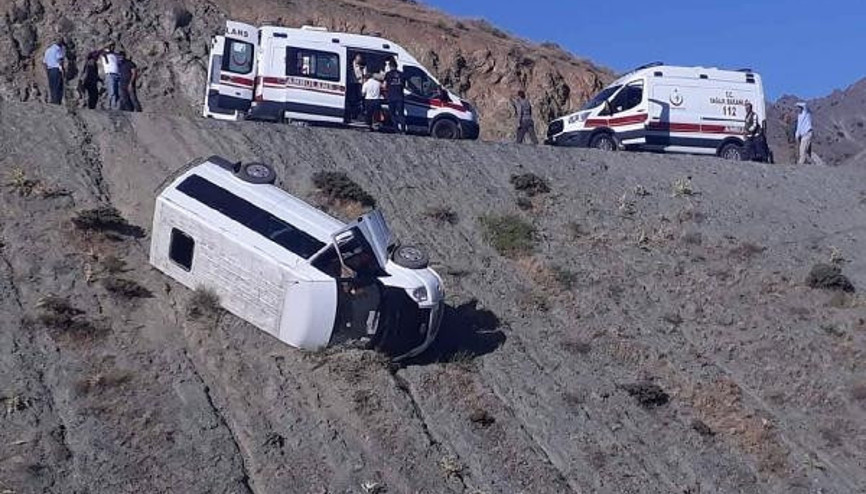 Elazığda yolcu minibüsü devrildi: 4 yaralı Elazığda yolcu minibüsü devrildi: 4 yaralı