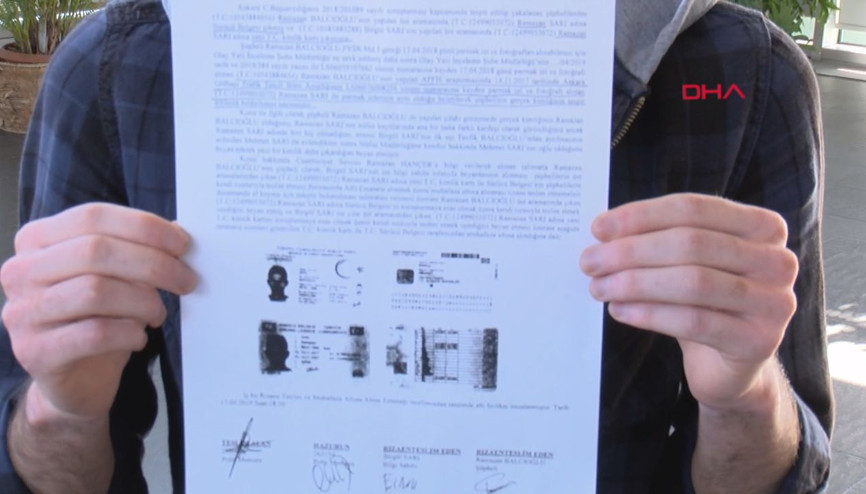 23 yıl sonra çift kimlikli olduğunu öğrendi, hayatı altüst oldu