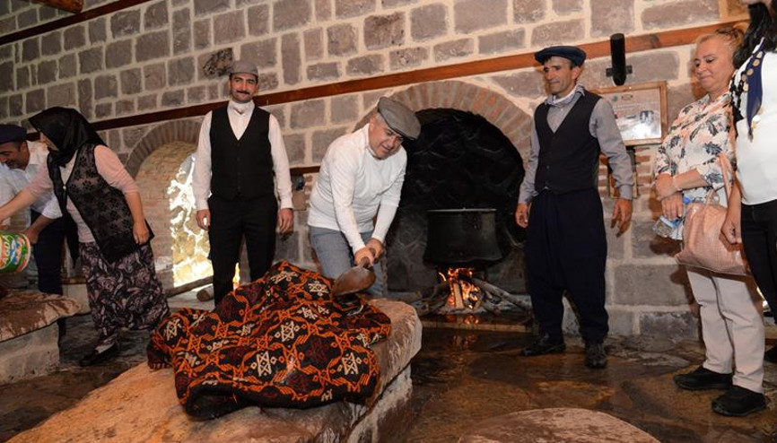 Buğday biçip ekmek yaptılar