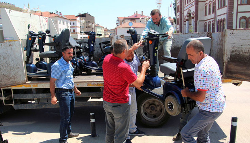 Hollandalı Semra 8 engelli hemşehrilisini sevindirdi