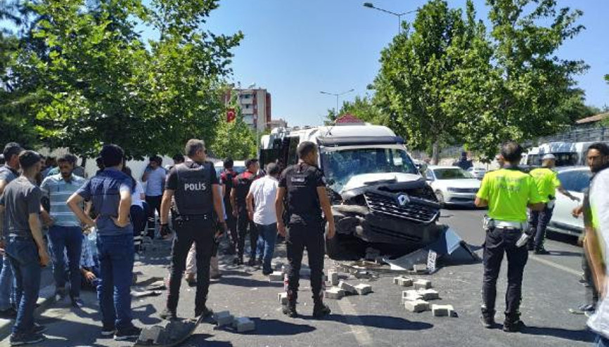 Diyarbakırda yolcu minibüsü traktöre çarptı: 16 yaralı