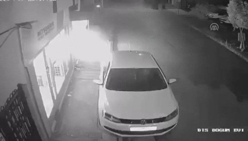 Elektrikli bisikletin patlama anı güvenlik kamerasınca görüntülendi Elektrikli bisikletin patlama anı güvenlik kamerasınca görüntülendi