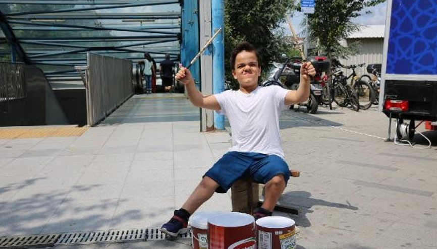 Yoğurt kovalarıyla müzik yapan engelli Alinin bateri hayali gerçek oldu Yoğurt kovalarıyla müzik yapan engelli Alinin bateri hayali gerçek oldu