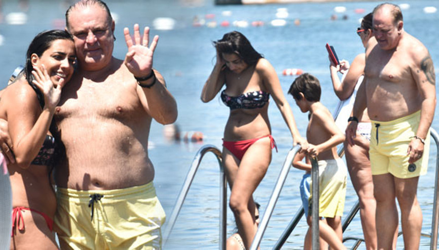 25 yaş küçük sevgilisiyle tatilde