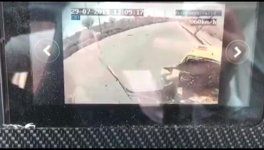 Emniyet şeridindeki taksiye  halk otobüsü çarptı