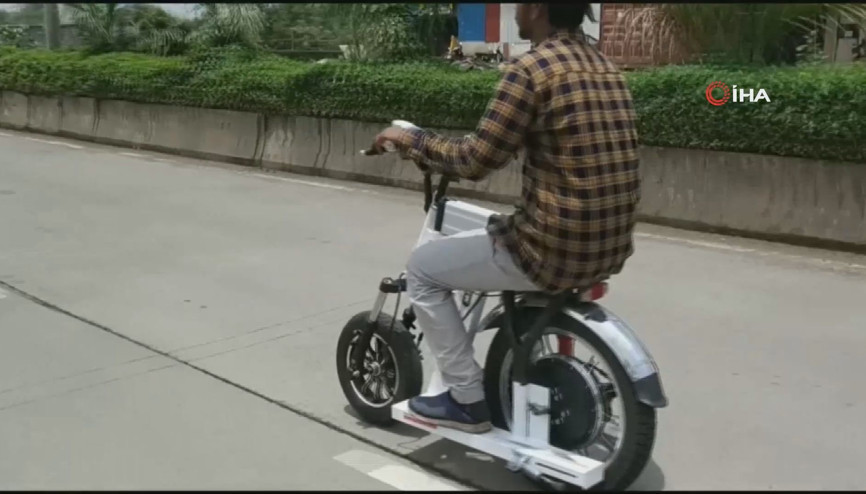 Bombaylı genç, elektrikli bisikletini kendi yaptı