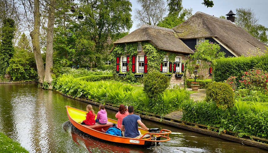 Kanalları ve rengarenk çiçekleriyle Giethoorn köyü