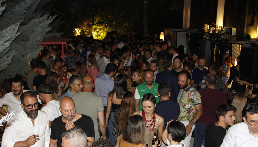 Bahçede renkli parti