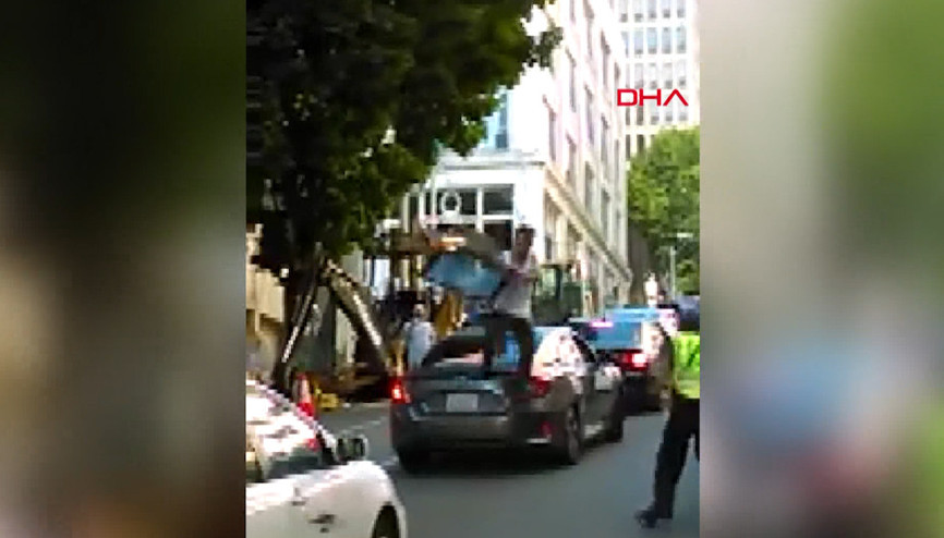 Elindeki sunroof camıyla otomobilleri parçaladı