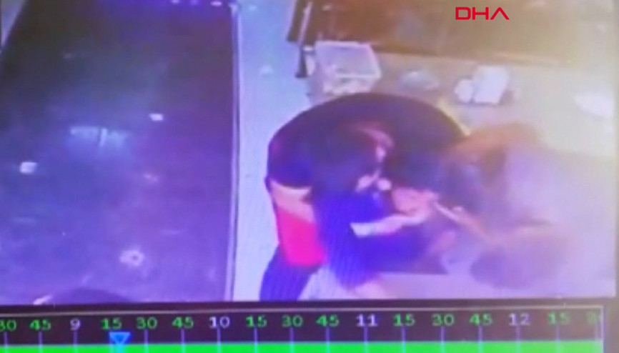 Nefes borusu tıkanan müşterisinin hayatını kurtardı