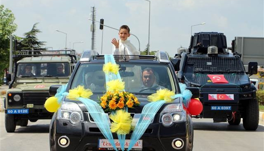 Emniyet müdürünün makam aracı, şehit oğluna sünnet arabası oldu