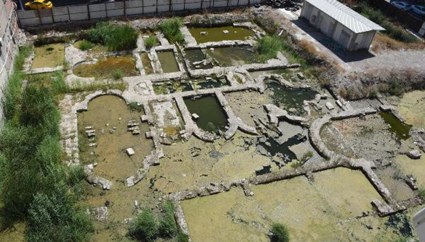 Yosun tutan Roma Hamamı kalıntısındaki suyun tahliyesine rögarlar tıkandı açıklaması Yosun tutan Roma Hamamı kalıntısındaki suyun tahliyesine rögarlar tıkandı açıklaması