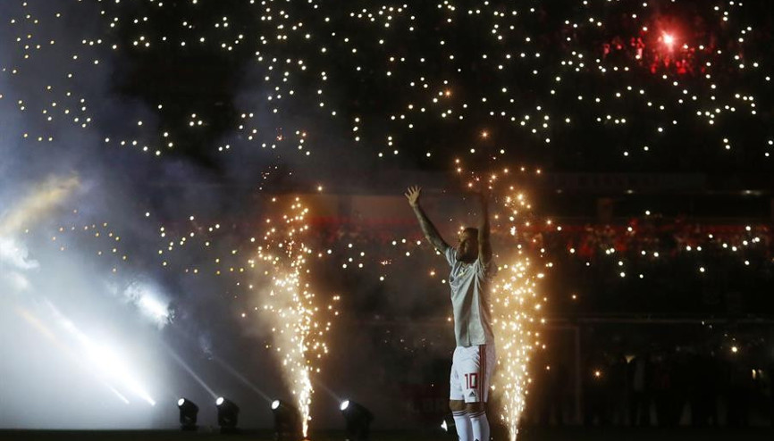 Dani Alvese görkemli imza töreni Sao Paulo efsaneleri...
