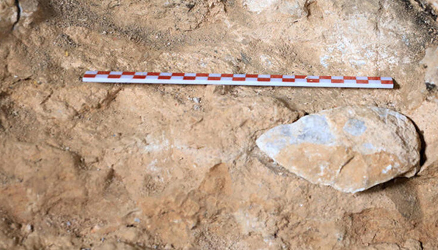 Mağaradaki kazılarda, 350 bin yıllık el baltası bulundu Mağaradaki kazılarda, 350 bin yıllık el baltası bulundu