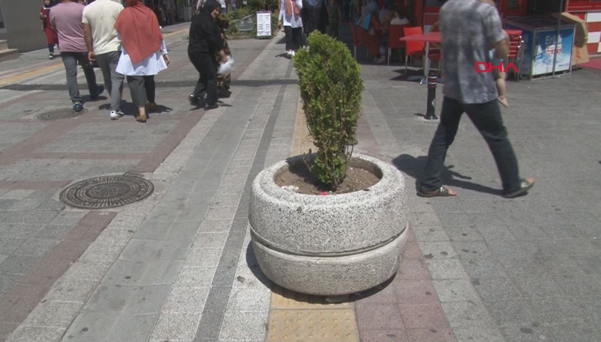 Görme engellilerin yollarını masa, sandalye, beton saksı, araçlarla işgal ettiler Görme engellilerin yollarını masa, sandalye, beton saksı, araçlarla işgal ettiler