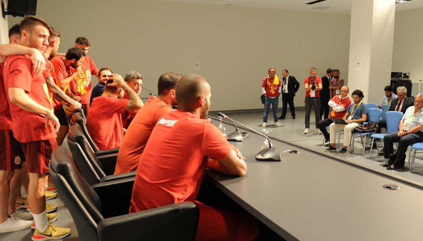 Galatasaraylı futbolculardan basın toplantısında büyük sürpriz Galatasaraylı futbolculardan basın toplantısında büyük sürpriz