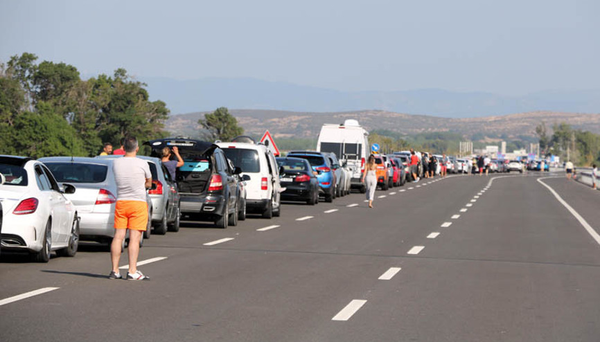 Kilometrelerce uzadı... Dünden beri devam ediyor