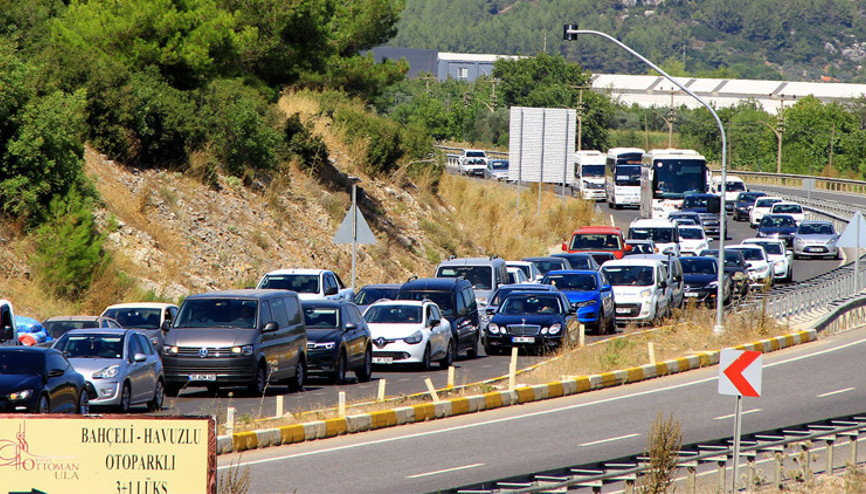 Akyakaya turist akını Nüfus patladı, araba koyacak yer kalmadı