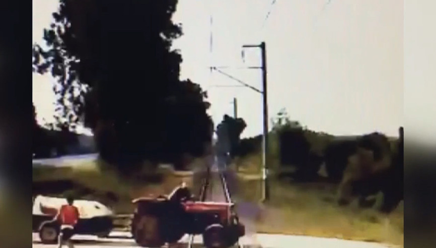 Yük treninin traktöre çarpma anı kamerada