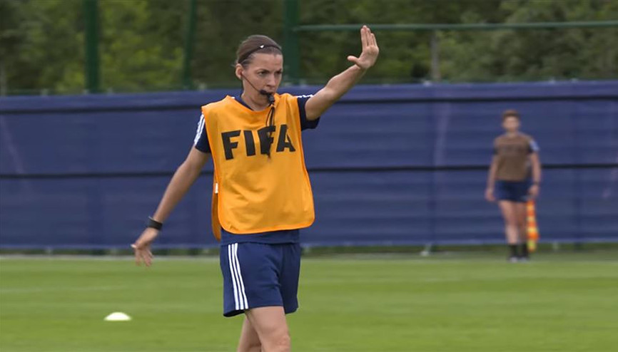 Stephanie Frappart kimdir Süper Kupa finalini yöneterek tarihe geçecek