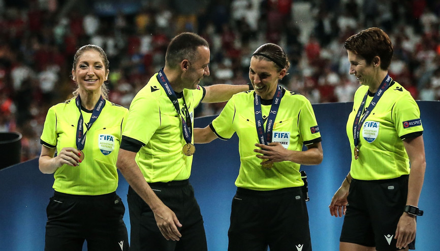 Büyük alkış topladılar Hakemlik dersi verdi...