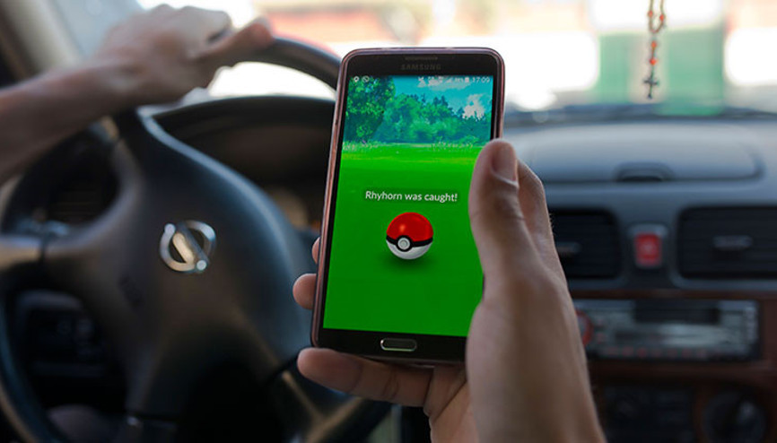 Otoyolda sekiz telefonla Pokemon oynarken yakalandı
